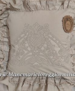 Cuscino ricamato con gale Blanc Mariclo Collection Beige 45x45 cm