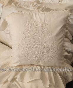 Cuscino ricamato con gale Blanc Mariclo Collection Bianco latte 40x40 cm