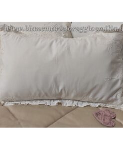 Cuscino ricamato con gale Blanc Mariclo Collection Bianco latte 30x50 cm