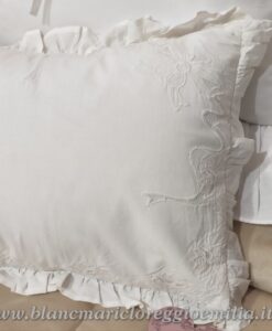Cuscino ricamato con gale Blanc Mariclo Collection Bianco latte 30x50 cm